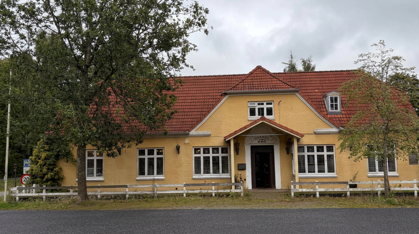 Rindsholm Kros historiske gule facade og hovedindgang